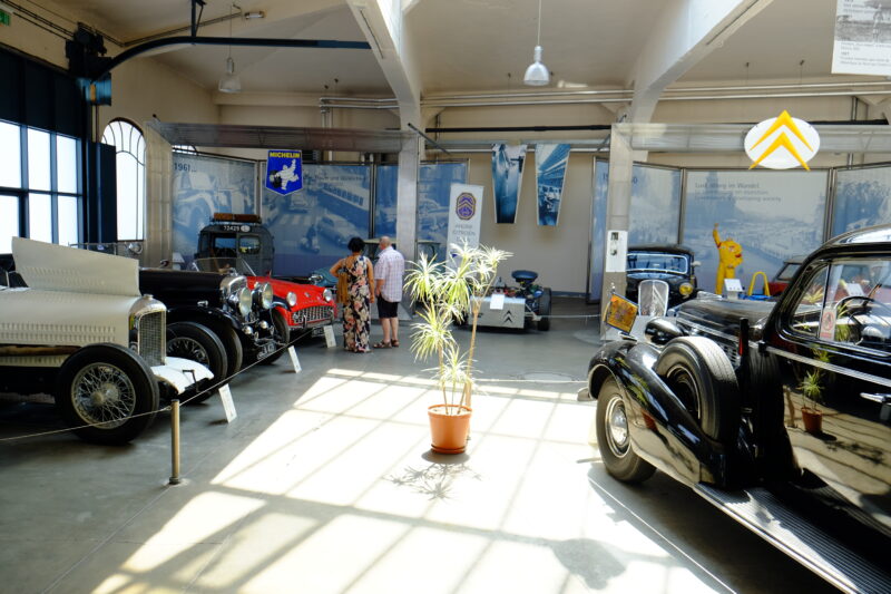 ディーキルヒ国立自動車歴史博物館の内部全景