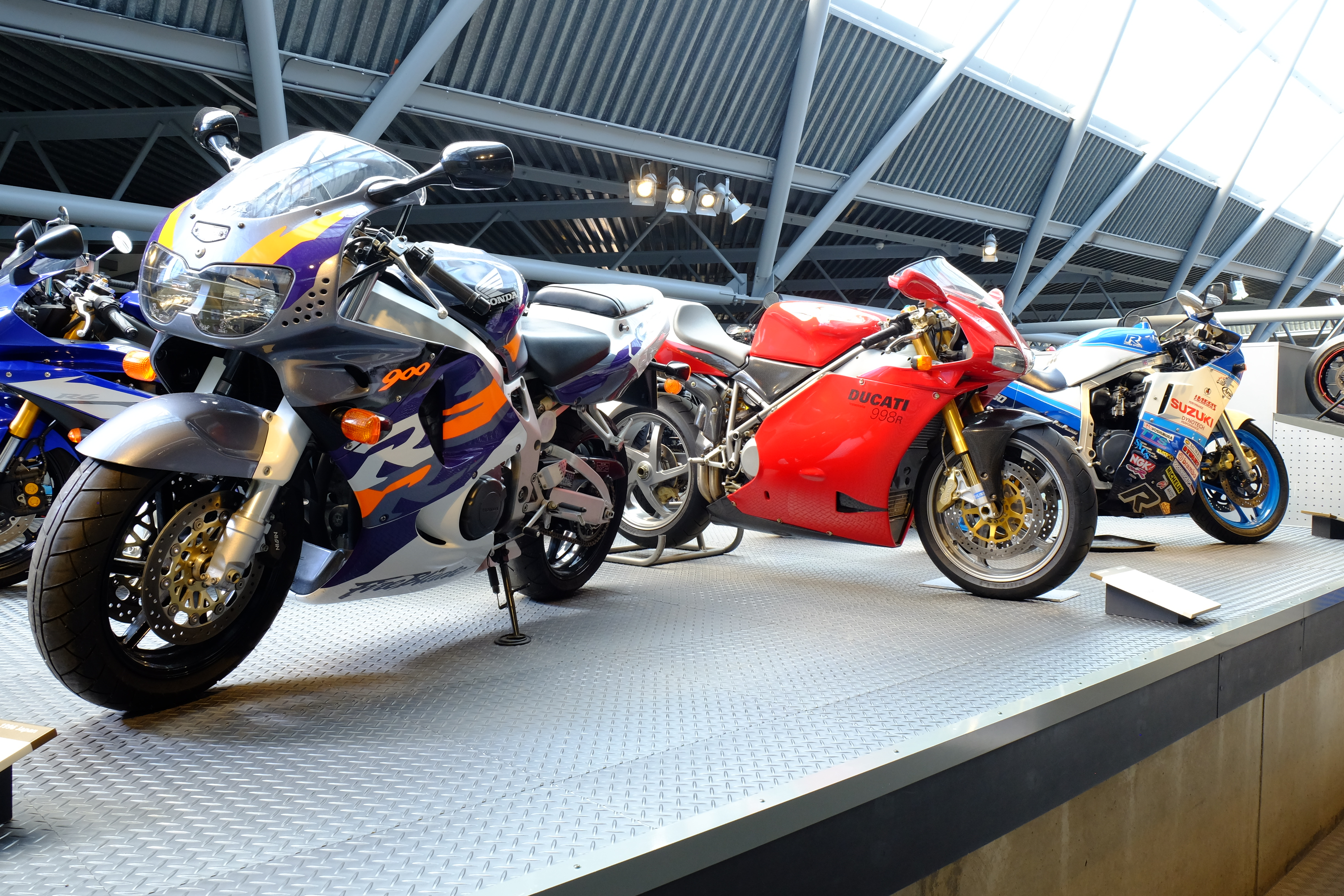 イギリスの国立自動車博物館ビューリーのスポーツバイク展示