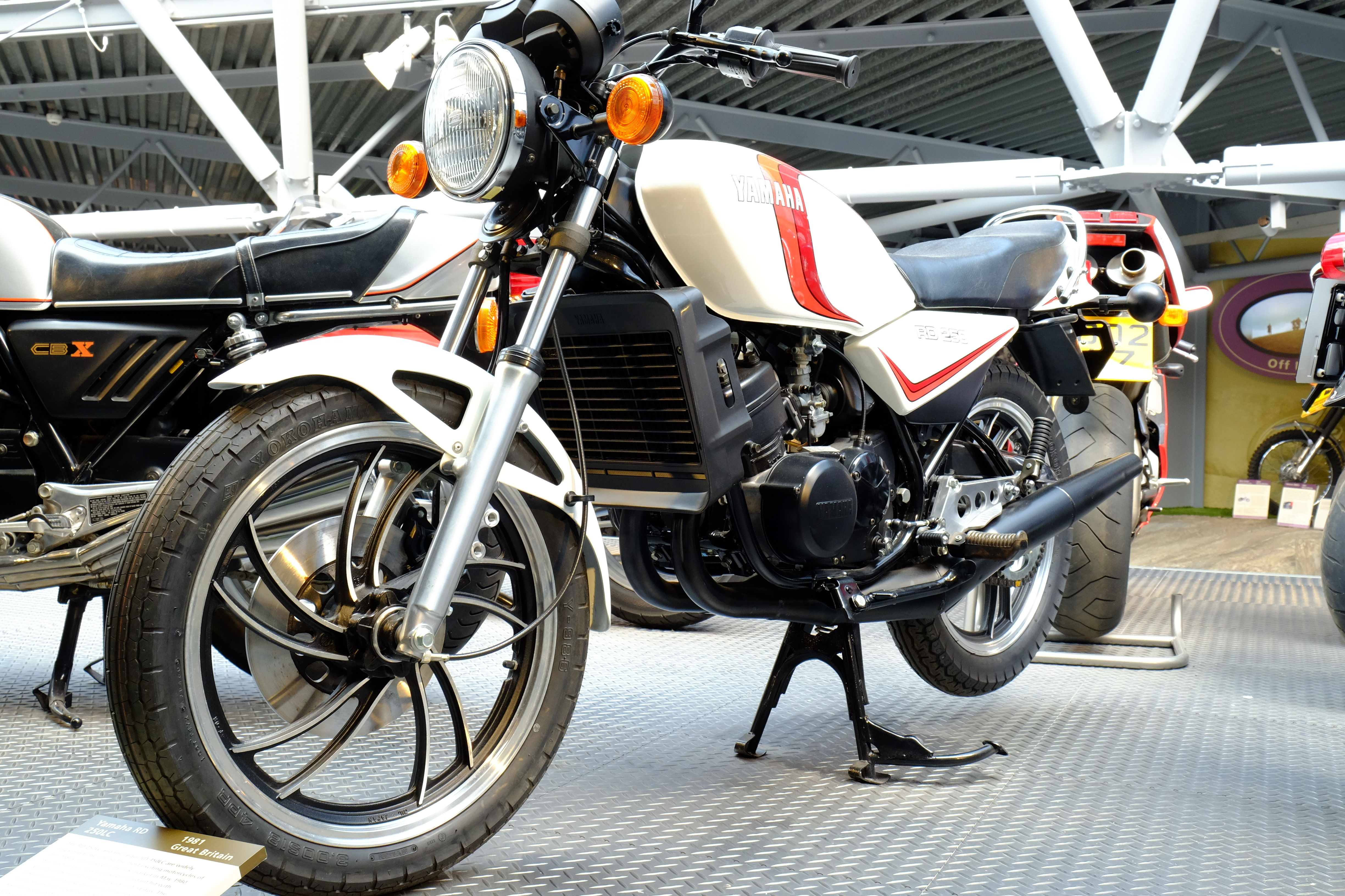 イギリスの国立自動車博物館ビューリーに展示されているヤマハRZ250