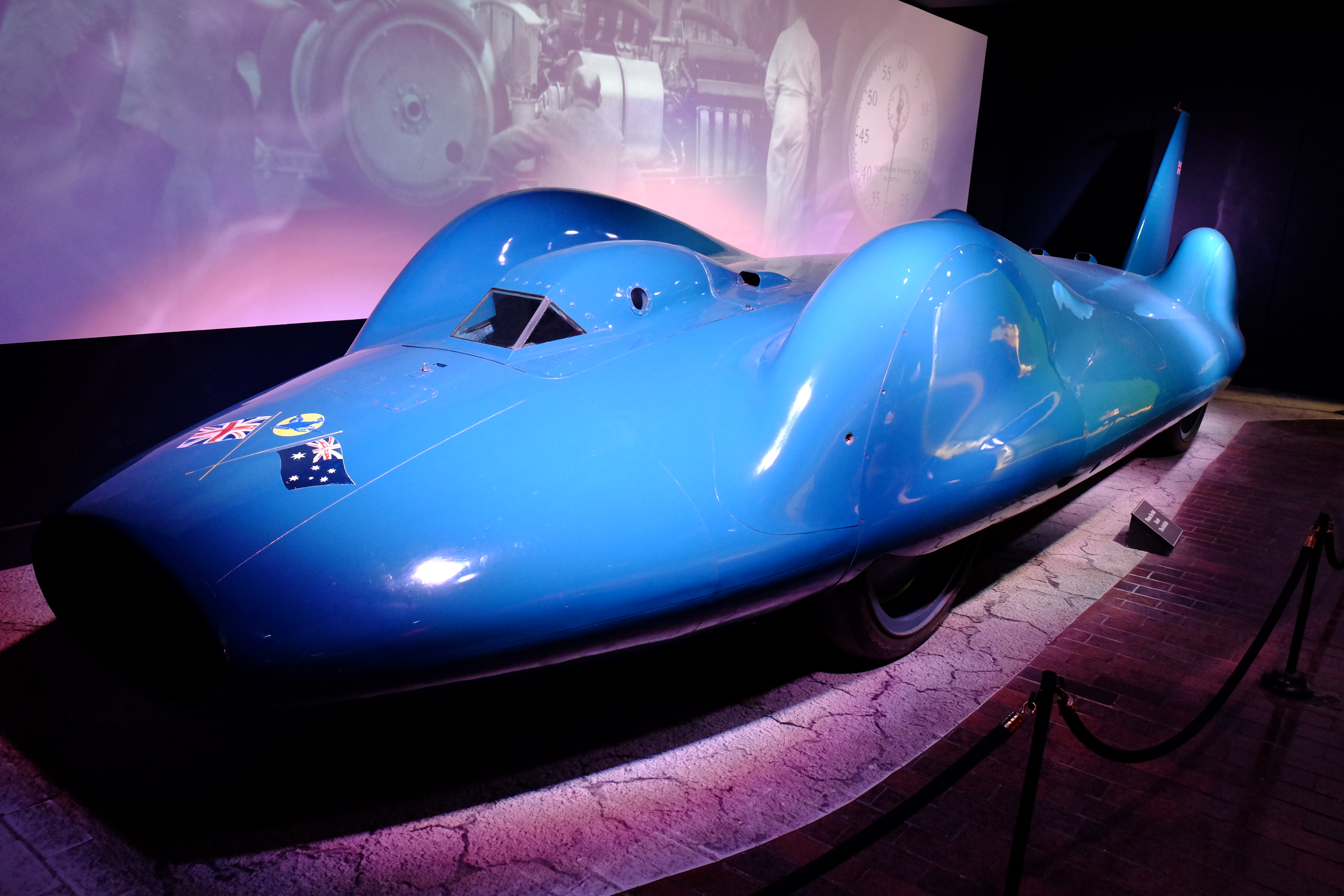 イギリスの国立自動車博物館ビューリーに展示されている最後のエンジン車輪駆動記録車、ブルーバードCN7
