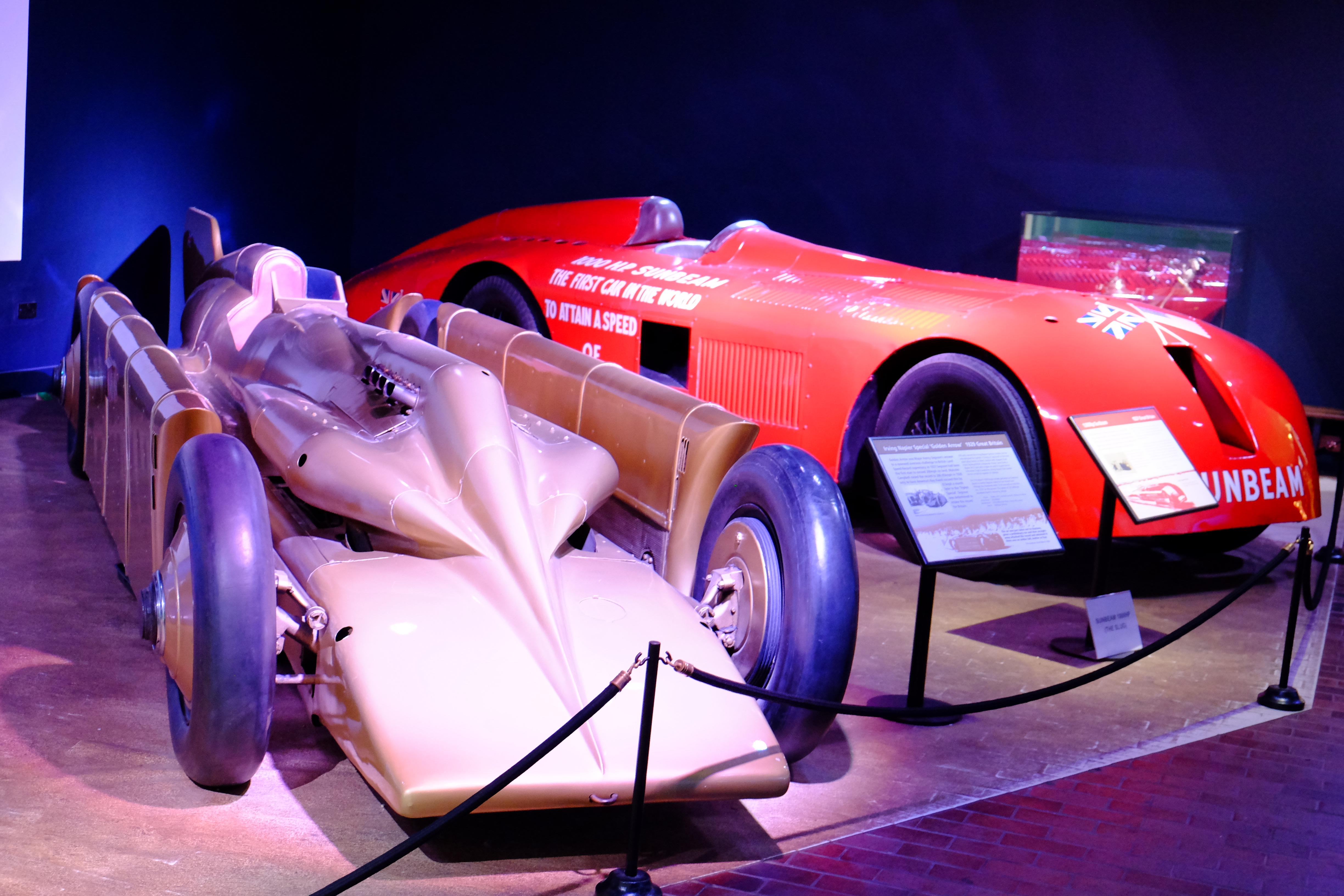 イギリスの国立自動車博物館ビューリーに展示されている速度記録車、サンビーム1000とゴールデンアロー号
