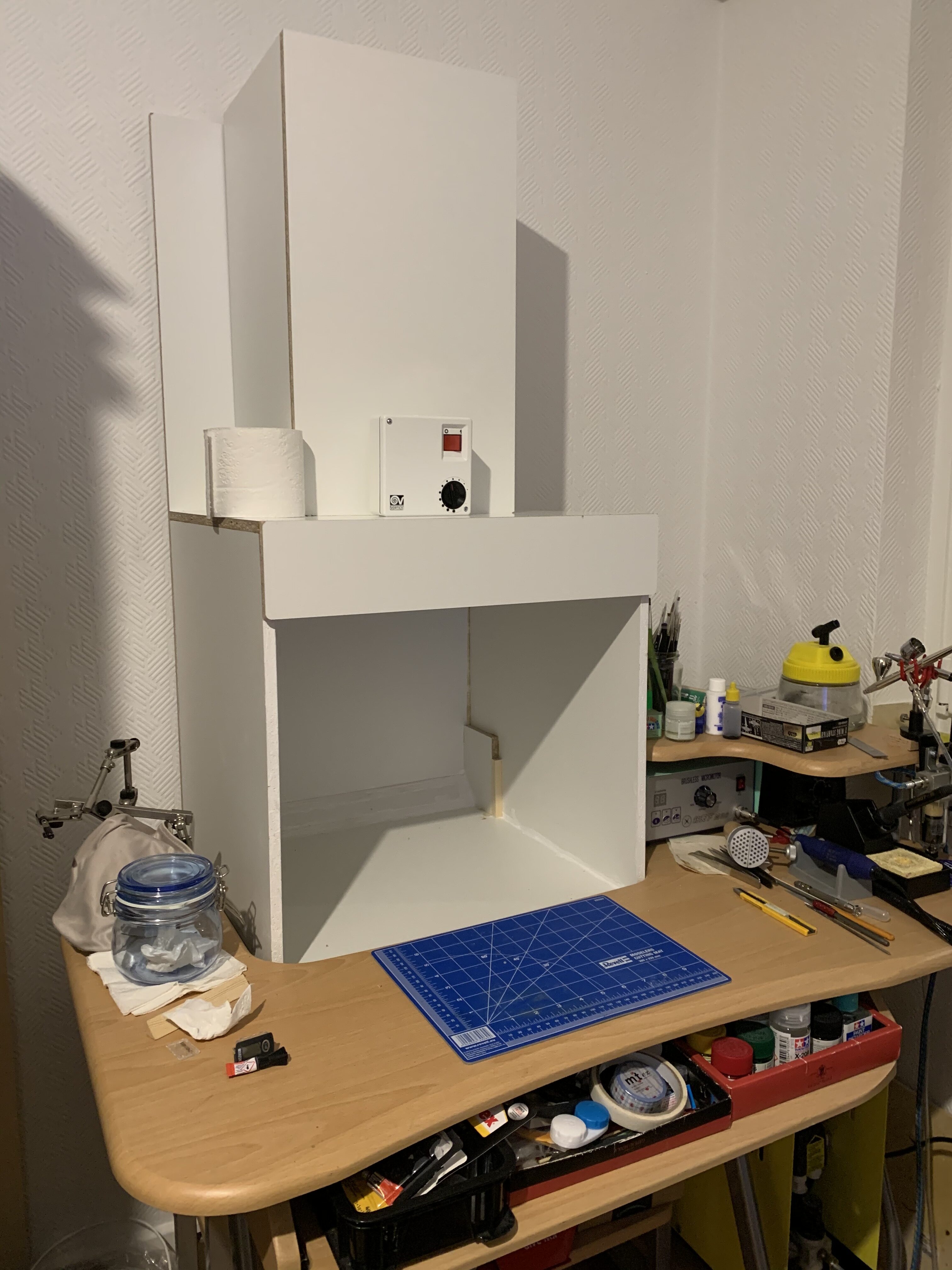 作業机に仮組みした塗装ブースを置いたところ。