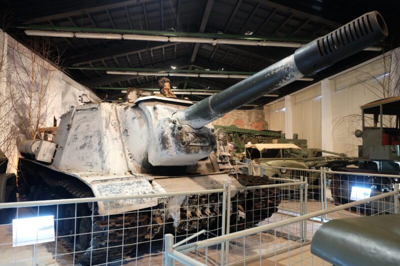 チェコのレシャニー軍事技術博物館に展示されているISU-152自走砲