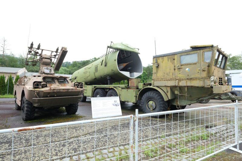 チェコのレシャニー軍事技術博物館に展示されているミサイルや無人偵察機のランチャー