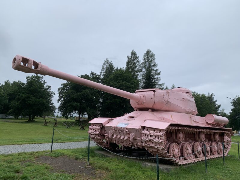 チェコのレシャニー軍事技術博物館に展示されているピンク色のIS-2戦車