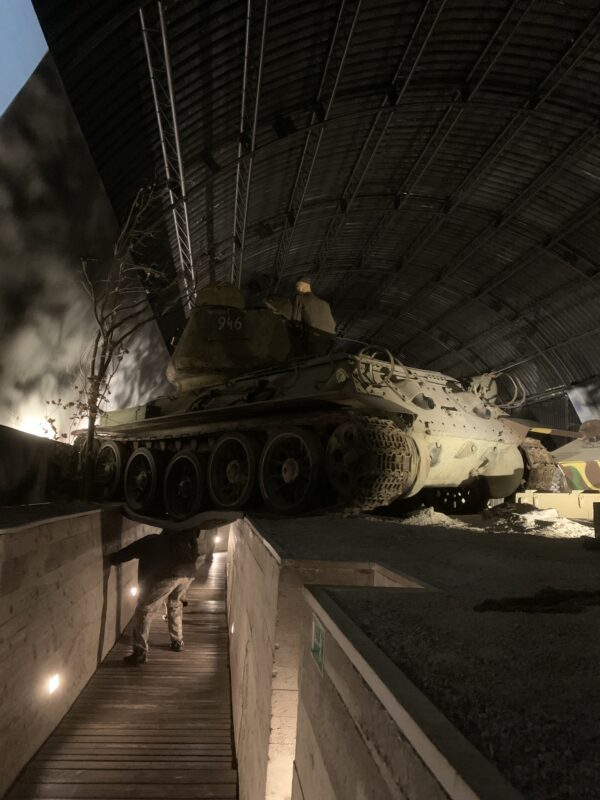 チェコのレシャニー軍事技術博物館にてT-34戦車の腹の下をくぐれる展示