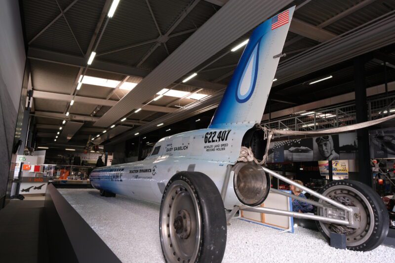 ドイツはジンスハイム博物館にある速度記録車　ブルーフレイム号 実物写真、左斜め後方から