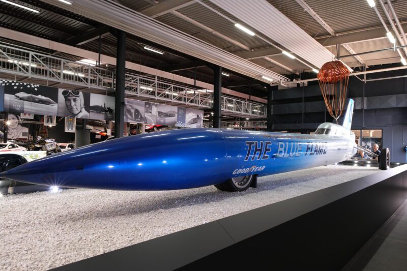 ドイツはジンスハイム博物館にある速度記録車　ブルーフレイム号 実物写真、斜め前方から