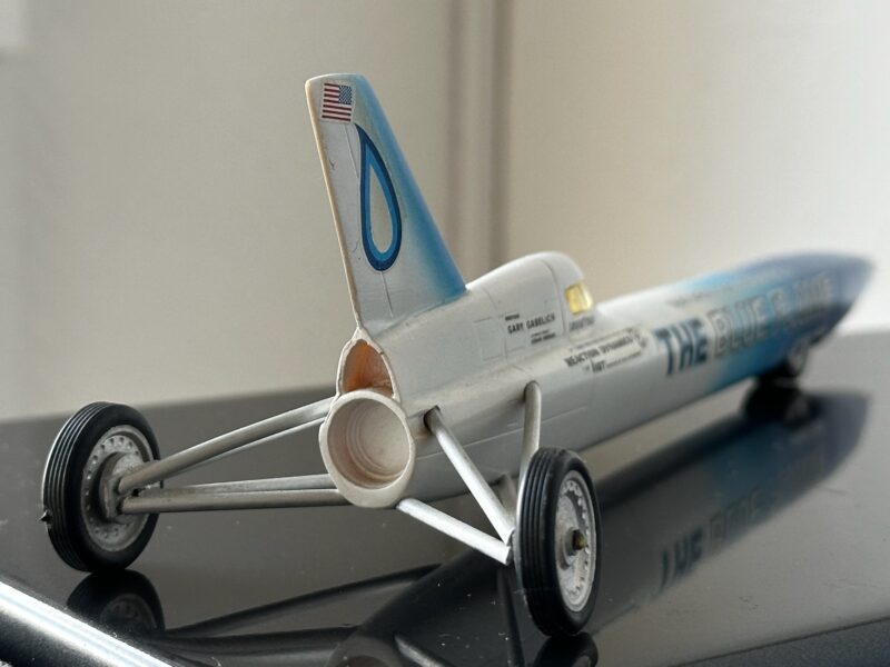 速度記録車　ブルーフレイム号 1/43 ミニカーを斜め後方から撮った写真