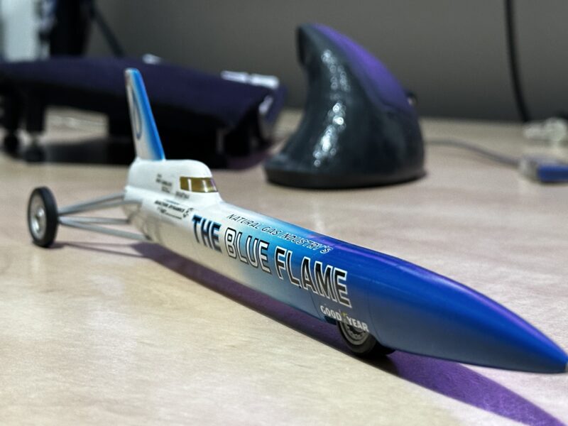 速度記録車　ブルーフレイム号 1/43 ミニカーを机の上に置いた写真