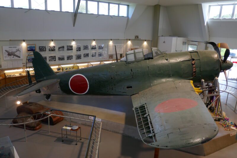 愛媛県の紫電改展示館、右上方から側面写真